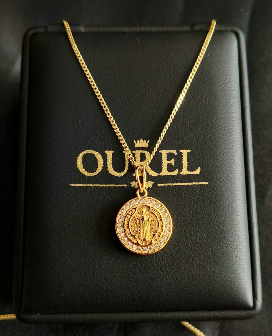 Cadena Cubana 65CM y dije San Benito Oro Laminado 18K
