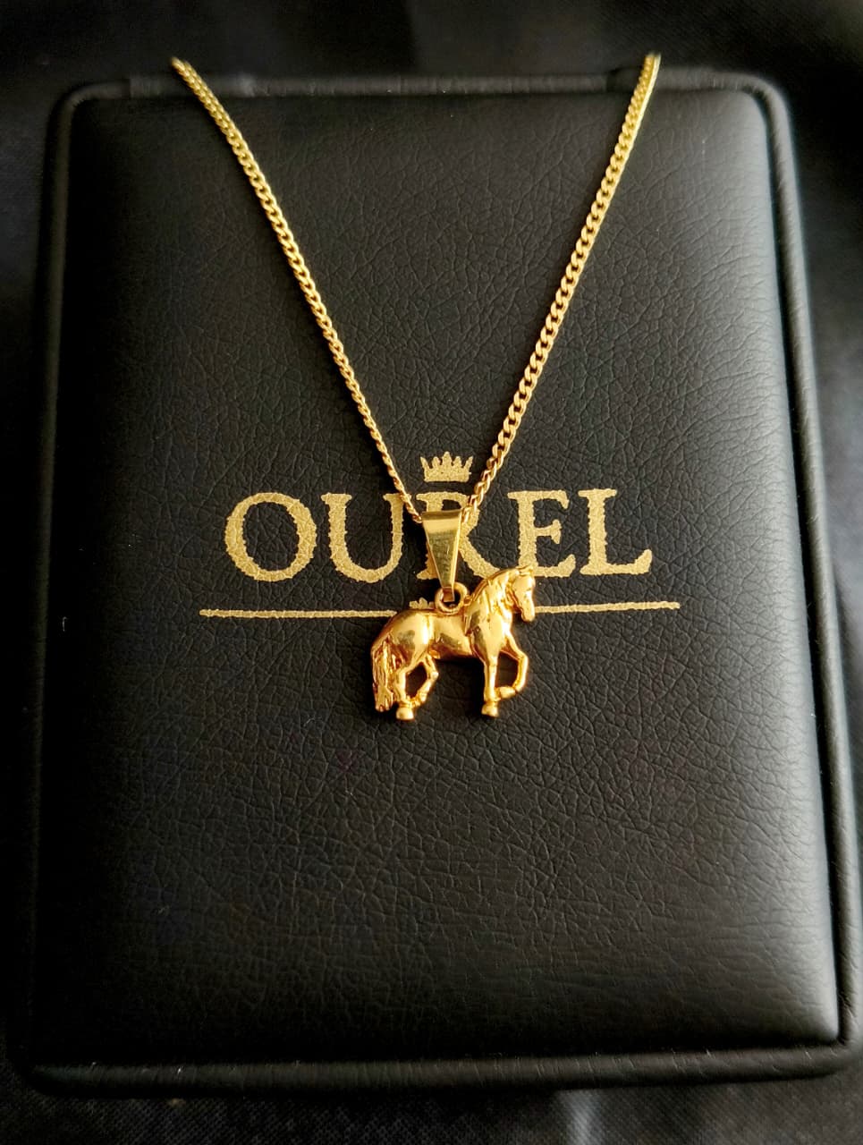 Cadena Cubana 65CM y dije Caballo Oro Laminado 18K