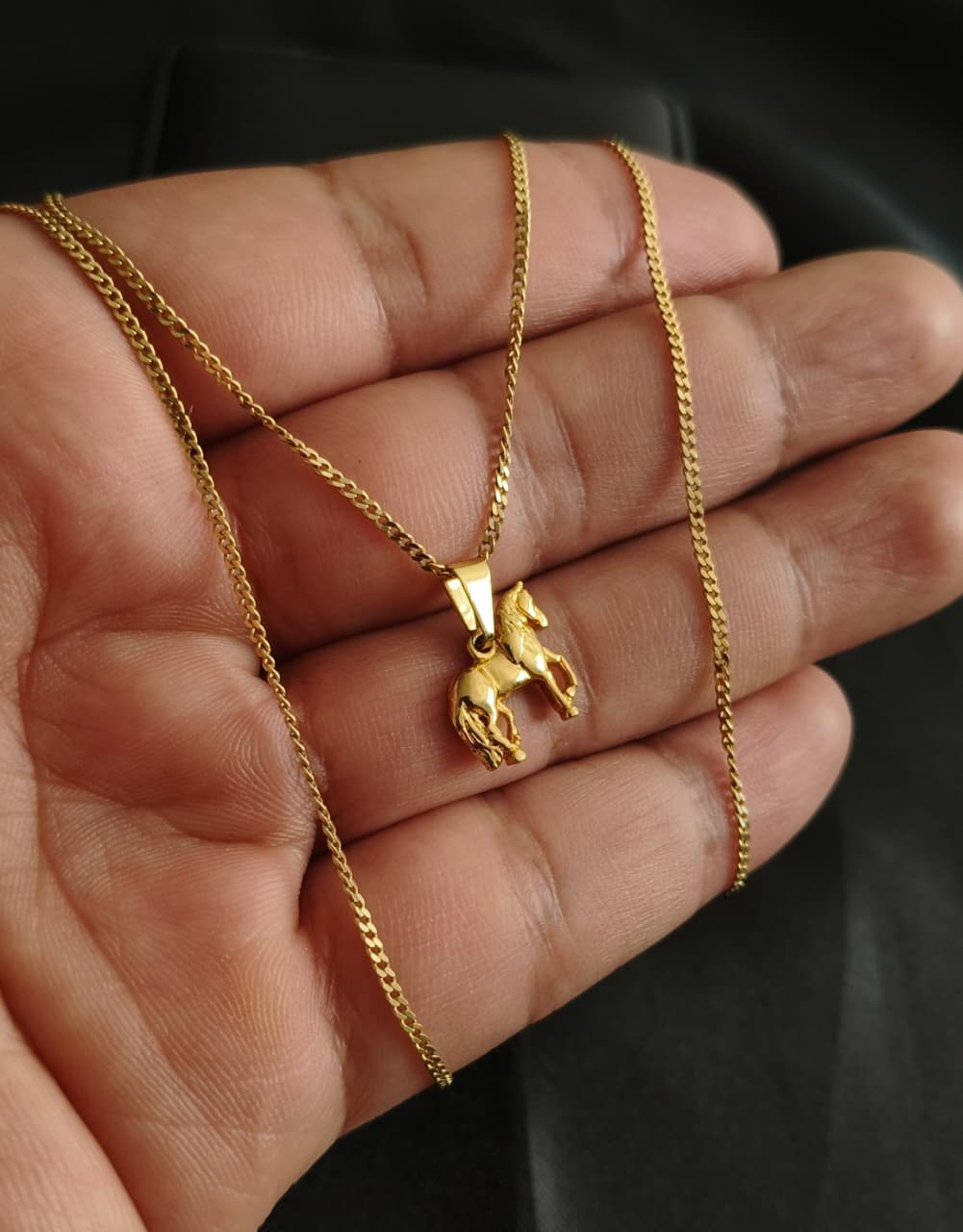 Cadena Cubana 65CM y dije Caballo Oro Laminado 18K