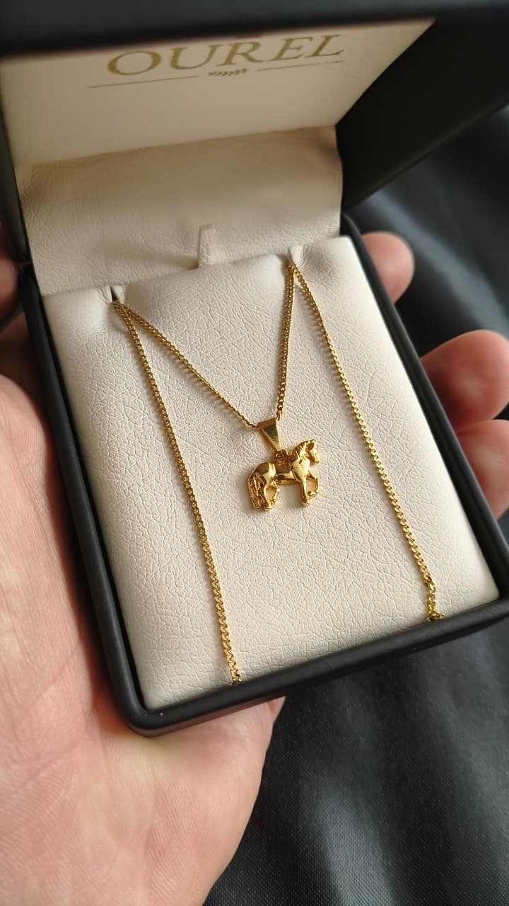 Cadena Cubana 65CM y dije Caballo Oro Laminado 18K